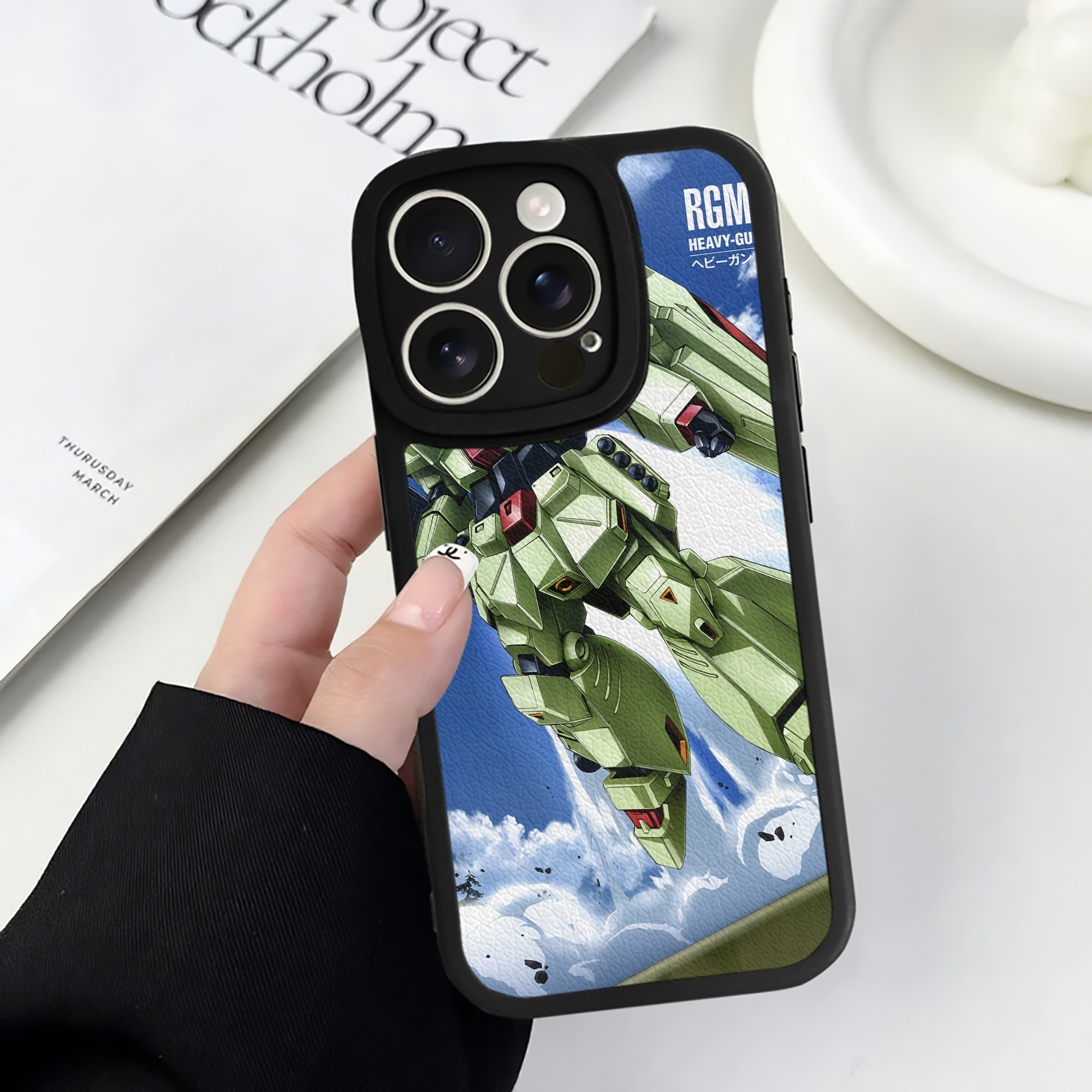 （画像用） 機動戦士ガンダム Mobile Suit Gundam 【iPhone 16シリーズ対応】シリコンスマホケース（レザー調） 材質：シリコン